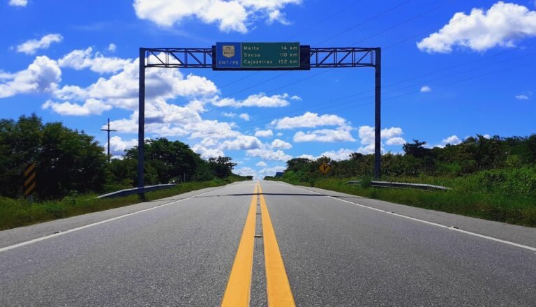 Acidente entre caminhão e moto deixa uma pessoa morta na BR-230, em Patos
